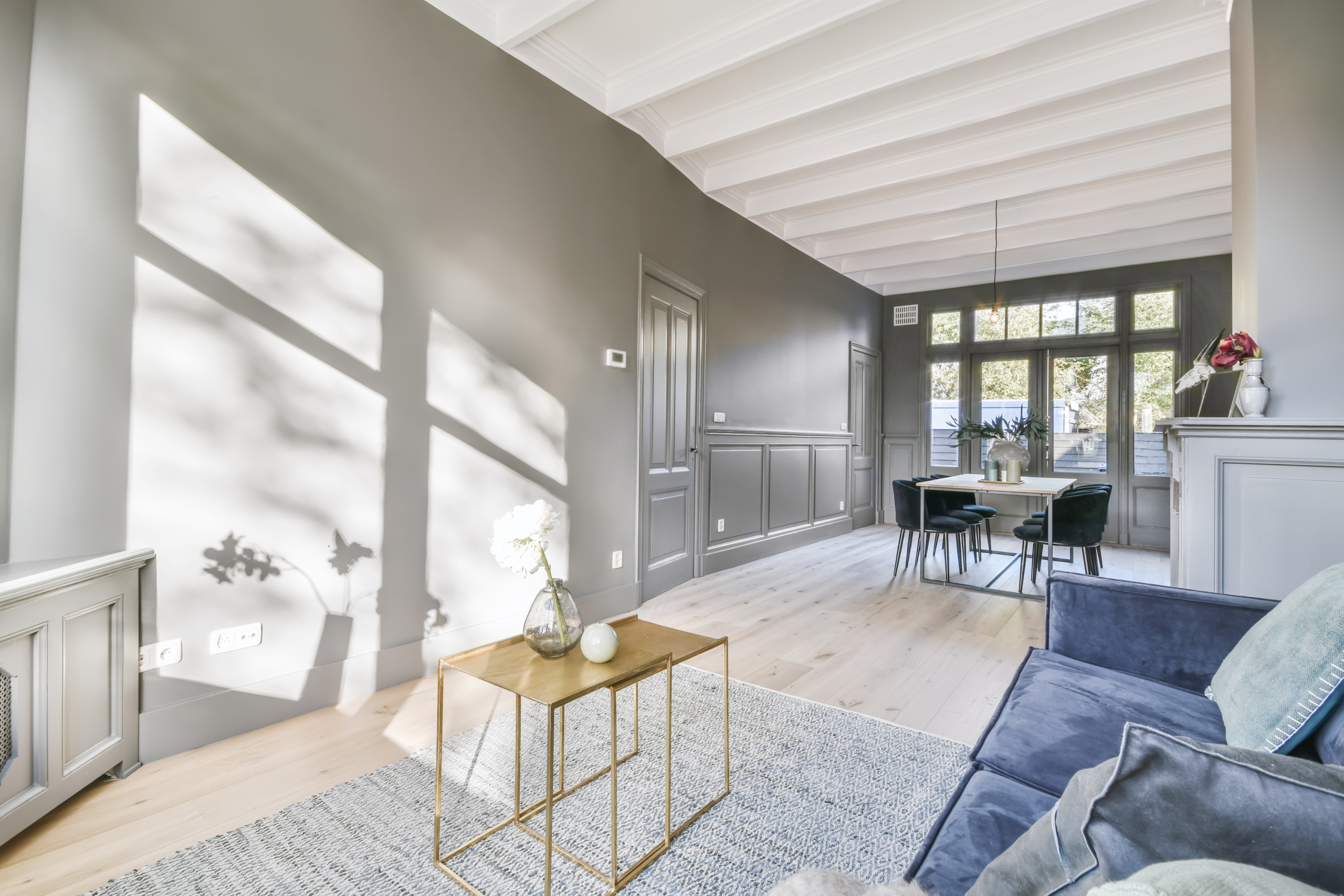 Agente inmobiliario gestionando la venta de una casa en Humanes para un propietario que ya no vive allí