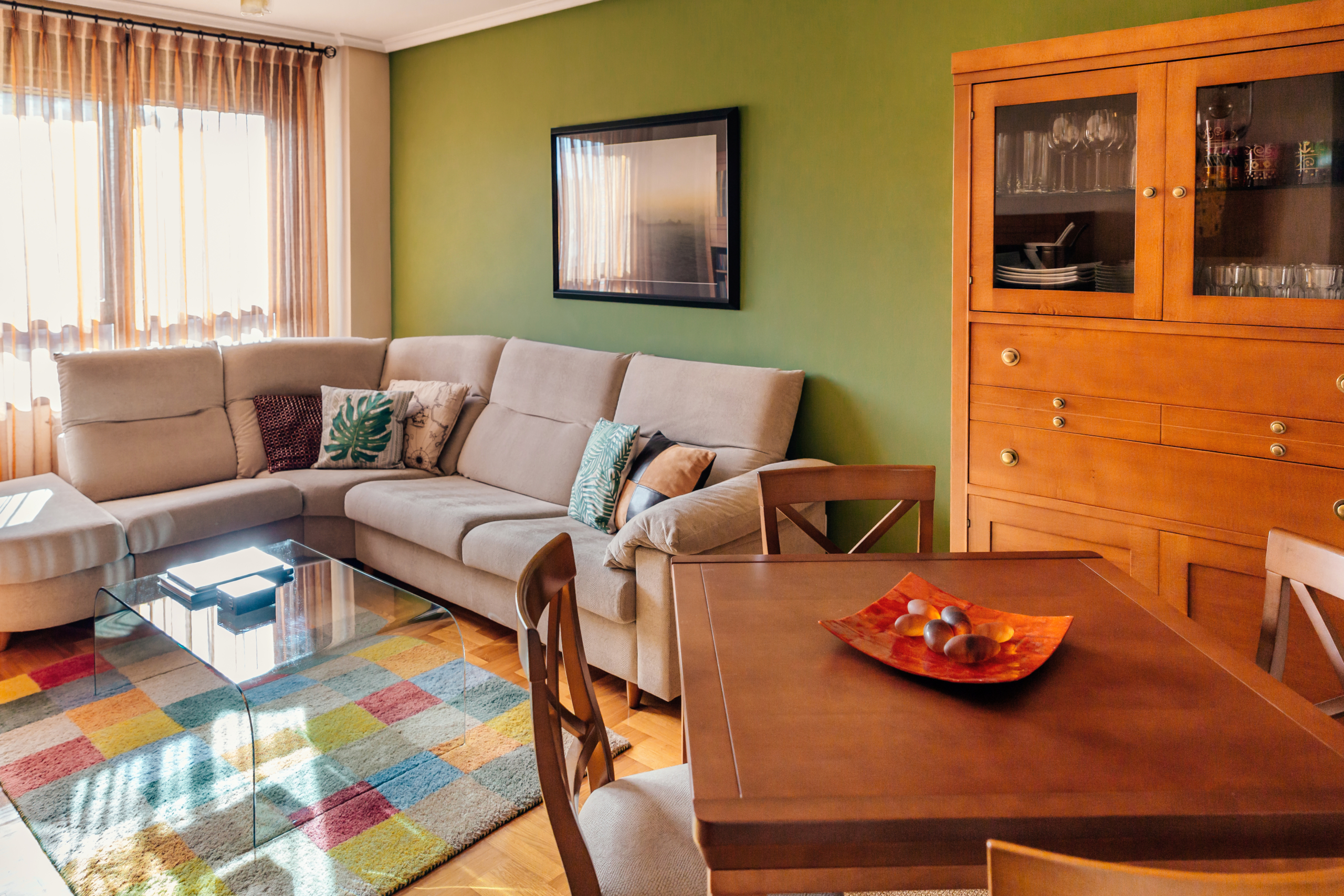 Propietario revisando cómo vender su piso en Móstoles con la ayuda de una agencia inmobiliaria local