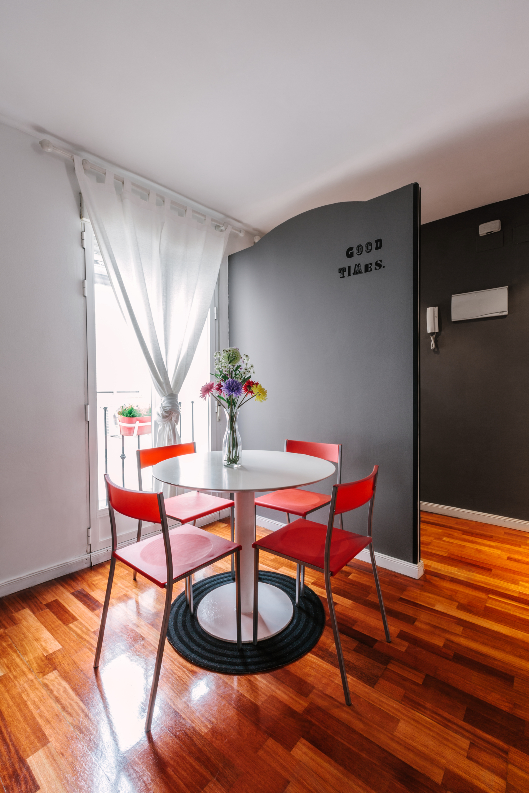 Propietario valorando opciones para vender su piso antiguo en Cuatro Vientos con una agencia inmobiliaria