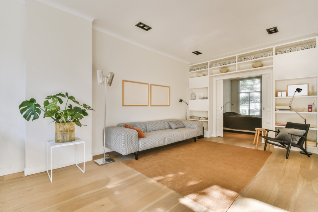 Agentes de Grupo Inmobiliario Darek gestionando la venta de viviendas en municipios cercanos a Fuenlabrada