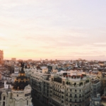 Compradores visitando viviendas en zonas cercanas a Alcorcón para encontrar su nuevo hogar.